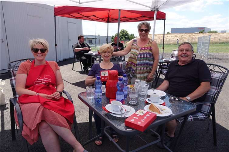 Treff zum sommerlichen „Klaaf“ am Café Auszeit, Ann-Cathrin Zinken (l.) freut sich über jeden Gast. Foto: Weber