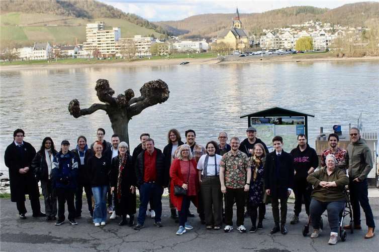 Treffen am Rhein.  Foto: privat