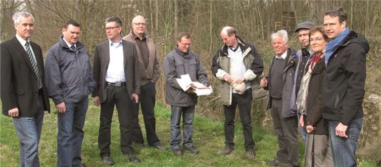 Treffen am ehemaligen Turbinenhaus Hammergraben: Vertreter der Stadtwerke Neuwied, der Firma Rasselstein, der Energiegenossenschaft Wawiso und der Kreisverwaltung Neuwied. Privat