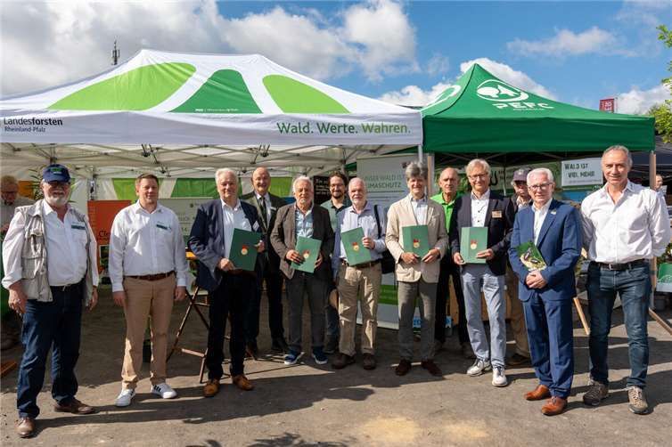 Treffen der Unterzeichner am Stand der FBG – Kreiswaldbauverein-Neuwied.Foto: Kreiswaldbauverein-Neuwied Herr Konrad Roy-Pogodzik
