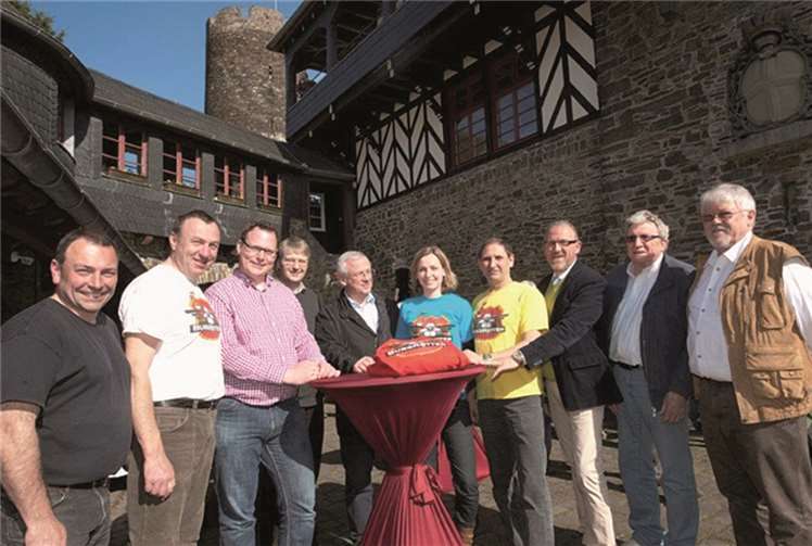 Treffen der Vereinsvorstände: (V.l.) Andreas Schlösser, EFG und Burgarchitekt, M. Ritters, Herr Schmitt, Vorstandsmitglieder Förderkreis Krefeld, Ortsbürgermeister Albrecht Gietzen, Vorstandsvorsitzender Prof. Ralph Schulz, C. Erben, Vorstandsmitglied, Förderkreis Krefeld, M.Ernerth, Kassierer Förderverein Mosel, Stadtbürgermeister Robert Müller, Münstermaifeld, Ortsbürgermeister Richard Uhrmacher, Burgen, und Dieter Müller, Vorsitzender Verkehrsverein Münstermaifeld a.D. privat