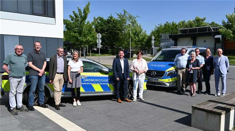 Treffen in Meckenheim, von links: Willi Wittges-Stoelben, Meckenheimer Verbund, Jan Fante, Richter am Amtsgericht Rheinbach, Hans Dieter Wirtz, Erster Beigeordneter, Judith Jakob, Staatsanwaltschaft Bonn, Bürgermeister Holger Jung, Bettina Wilms, Fachbereichsleiterin Öffentliche Sicherheit und Ordnung, Feuerwehr und Bevölkerungsschutz, Frank Hoever, Polizeipräsident, Heidemarie Wiens, Leiterin AG Migration und Integration, Udo Wollschläger, Leiter der Polizeiwache Rheinbach/Meckenheim, Steffi Greiner, Kriminalprävention und Opferschutz, sowie Jörg Pfefferkorn, Persönlicher Referent des Polizeipräsidenten. Foto: Stadt Meckenheim