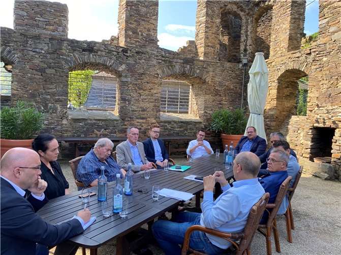Treffen mit Winzern und Bauern- und Winzerverband in der Klosterruine Marienthal. Es ging um die Weinwirtschaft an der Ahr und die Bedeutung des Tourismus für das Tal. Foto: Uli Adams
