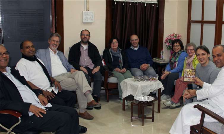 Treffen mit dem Erzbischof von Nagpur Elias Gonsalves (rechts). Beate Zwick (4. v. rechts) aus Heimbach-Weis erhielt neue Perspektiven in Indien. Fotos: privat