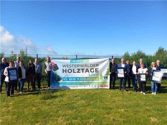 Treffen sich in regelmäßigen Abständen, um die Westerwälder Holztage 2022 zu planen (v.l.n.r.): Johannes Kern, stellvertretender Obermeister der Zimmerer-Innung, Elisabeth Schubert, Hauptgeschäftsführerin Kreishandwerkerschaft Rhein Westerwald, Achim Braasch, Ortsbürgermeister Oberraden, Gabi Schäfer, Kreisverwaltung Neuwied, Mona Müller, Head Marketing GmbH, Thomas Braasch, Beigeordneter Gemeinde Oberhonnefeld, Lars Kober, Wirtschaftsförderung Kreis Altenkirchen, Bernd Hermann, Head Marketing GmbH, Achim Hallerbach, Landrat Kreis Neuwied, Gerhard Willms, Forstamt Dierdorf, Kristina Janke-Bruch, van Roje, Oliver Mühmel, Geschäftsführer van Roje, Sandra Köster, Wir Westerwälder, Anja Hoffmann, WFG Kreis Neuwied, und Christian Robenek, 1. Beigeordneter der VG Rengsdorf-Waldbreitbach. Foto: Wir Westerwälder