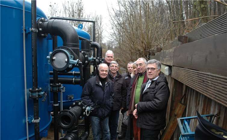 Treffen zur Spendenübergabe: Ortstermin vor der neuen Verrohrung der Filteranlage. BL