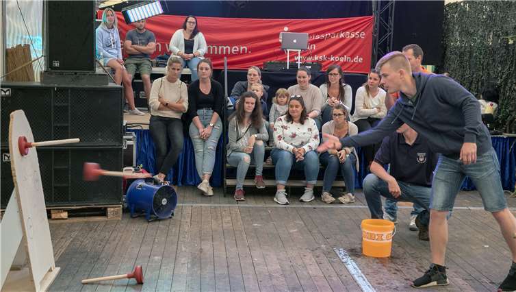 Treffgenauigkeit mit dem Pömpel war gefragt für die Schubkarrenteams.