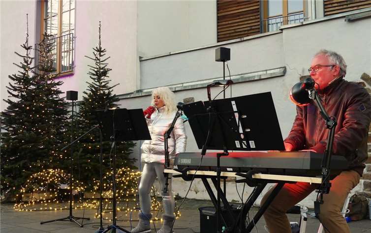 Treffliche Musikunterhaltung auf dem Marktplatz. Hier durch das Duo Benderoth un...