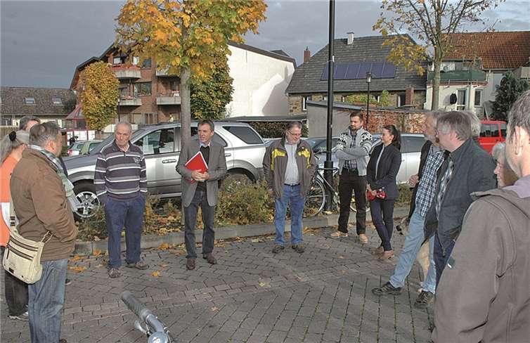 Treffpunkt Kaiserplatz: der Ortsbeirat und Vertreter der Bürger beim Sonntagspaziergang. BL