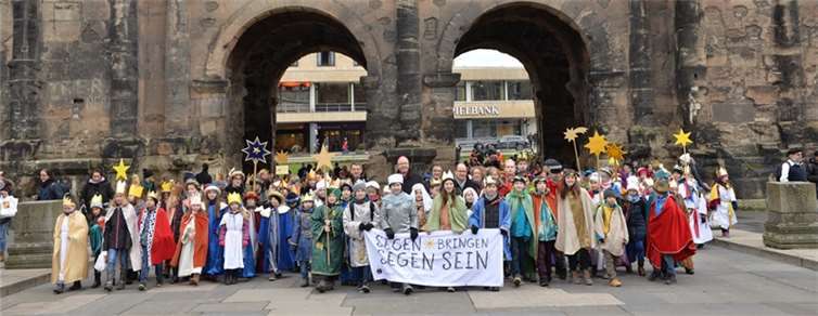 Treffpunkt Porta Nigra: 2.659 Sternsinger feiern am Freitag, 29. Dezember, in Trier die bundesweite Eröffnung ihrer 60. Aktion Dreikönigssingen. Foto: © Ralf Adloff/Kindermissionswerk