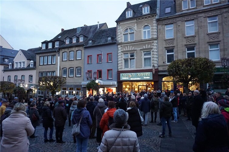 Innehalten, Gedenken, Austauschen   Treffpunkt für den Schweigeweg ist der Obere Marktplatz. Foto: Jacqueline Blang/ Stadt Mayen