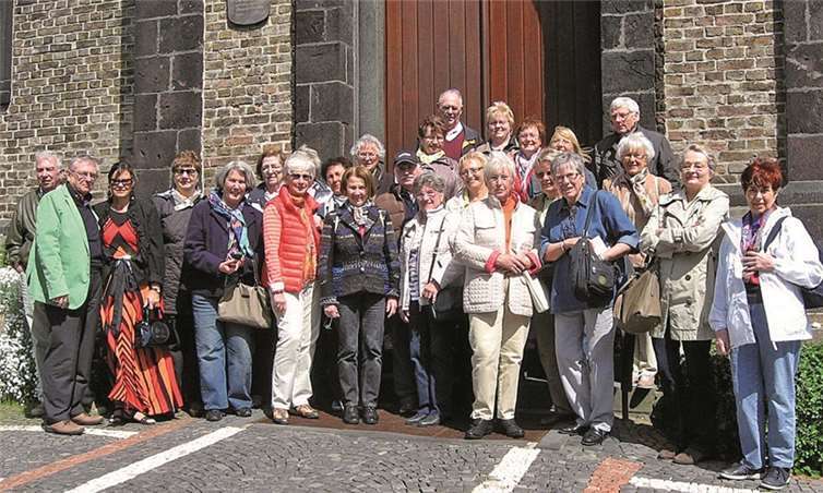 Treffpunkt war die Treppe am Eingangsportal der Kirche.  Privat