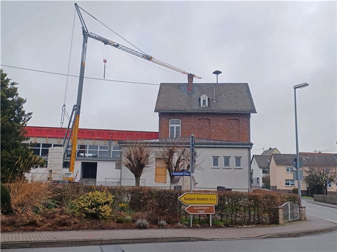 Treffpunkte für Bürger sind ein Schwerpunkt bei den Investitionen im Haushaltsplan der Stadt Montabaur, zum Beispiel die laufende Sanierung der Dorfgemeinschaftshalle in Elgendorf.  Foto: Stadt Montabaur / Christina Weiß