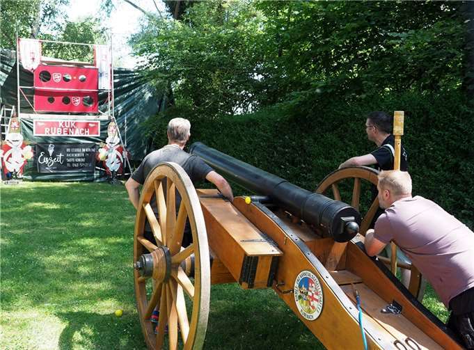 Treffsicherheit mit der Kanone war gefragt. Foto: Herbert Hennes
