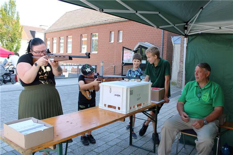 Treffsicherheit war bei der St. Sebastianus Schützenbruderschaft gefragt. Fotos: DU
