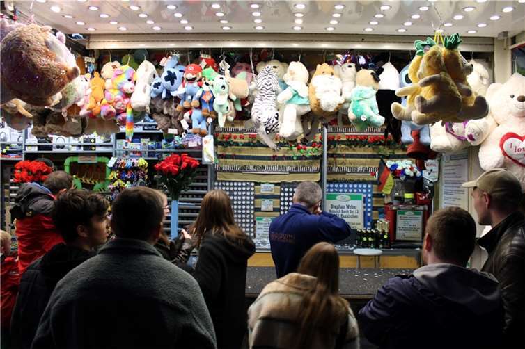 Kirmes in Bad Neuenahr: Kleiner, aber gemütlich Treffsicherheit war nicht nur an den Schießbuden gefragt.