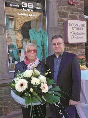 Treis-Karden. Seit nunmehr 35 Jahren betreibt Christina Krämer ihr Kosmetikstudio in Treis-Karden. Mit einem „Sterne-Shopping“ am vergangenen Samstag feierte die Inhaberin des kleinen aber feinen Ladens in der Treiser Hauptstraße mit Kunden und Gästen. Ortsbürgermeister Philipp Thönnes stattete der Geschäftsfrau ebenfalls einen Besuch ab gratulierte ihr zu diesem Betriebsjubiläum. privat
