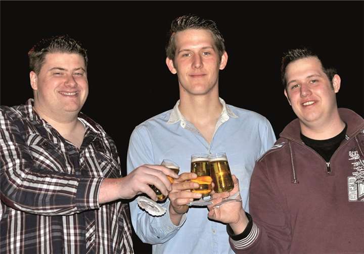 Treiserkirmeshauptmann 2014: Nachdem die Wahl in den Abendstunden abgeschlossen war, stießen der Hauptmann 2013 Christoph Schmitz, der frisch gewählte Hauptmann 2014 Marcel Bröhl und der neue Nachthauptmann Michael Bröhl (v.l.n.r.) auf ein erfolgreiches Kirmesjahr 2014 an. -MT-