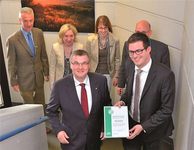 „Treppe statt Aufzug“ war eine der Aktionen im Rahmen des betrieblichen Gesundheitsmanagements der Kreisverwaltung Mayen-Koblenz. Stefan Mohr, AOK (re.) gratuliert Landrat Dr. Alexander Saftig (li.) zur Auszeichnung. privat