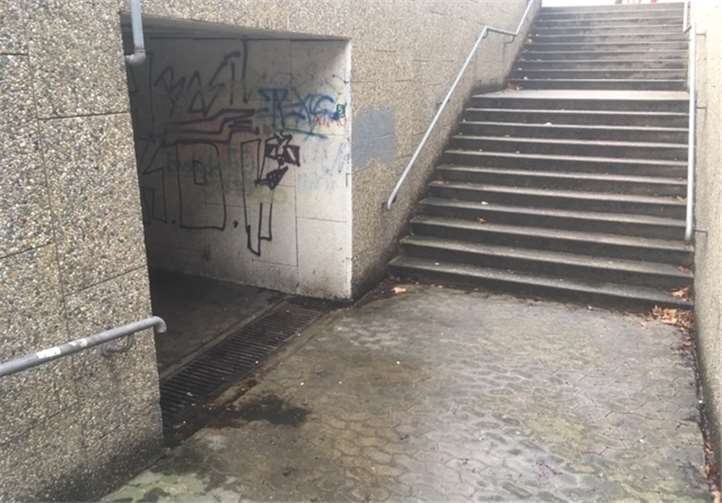 Treppenaufgang der Unterführung.