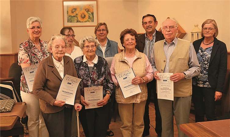 Treue Mitglieder erhielten Urkunden aus den Händen von Christa Schulz und Jörg Söhngen überreicht.