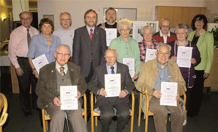 Treue Mitglieder wurden von dem Kreisvorsitzenden und dem Vorsitzenden des Ortsverbands ausgezeichnet.