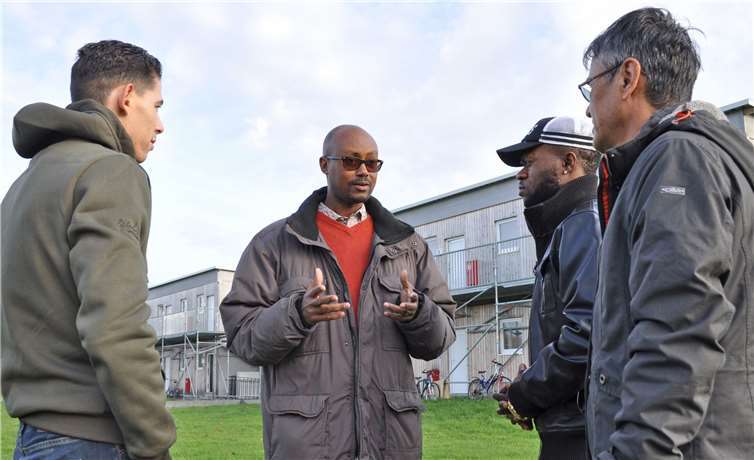 Trifft den richtigen Ton: Jeff Gisimba (2.v.l.) erreicht mit seiner Erfahrung und den Sprachkenntnissen die Asylsuchenden in Meckenheim.Foto: Stadt Meckenheim