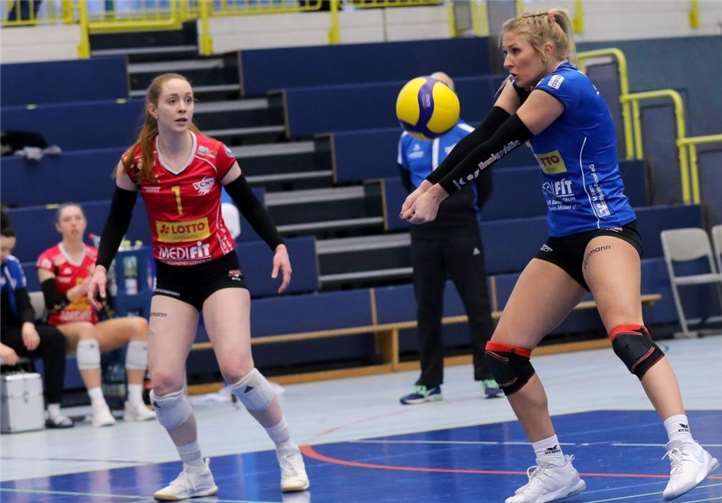 „Trikottausch“ zwischen Maike Henning und Anna Church. Die Deichstadtvolleys hatten aus der Not eine Tugend gemacht.