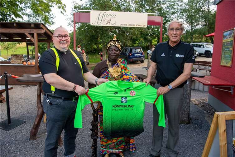 Trikotübergabe an den traditionellen König Bansah durch Christoph Hesse und „Kick for Help“-Vorsitzendem Norbert Neuser.