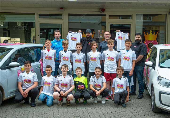Trikotübergabe bei Royal Donuts in Neuwied. Foto: Martin Bärtges