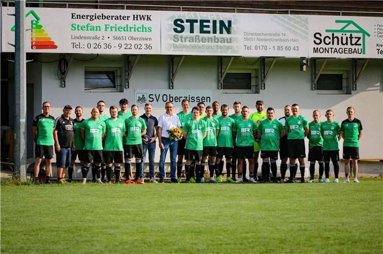 Trikotübergabe durch die Firma GaLa Bau Retterath aus Mendig an die dritte Mannschaft. Foto: Isabell Thieringer