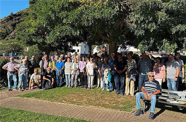 Trimbser Seniorinnen und Senioren bei der Seniorenfahrt 2025 am Anleger der „MS Goldstück“ in Alken an der Mosel.  Fotos: privat