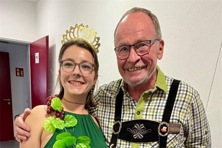 Trimbser Weinkönigin „Kira I.“ mit Ortsbürgermeister Peter Schmitt vor ihrem Auftritt beim 5. Historischen Weinfest 2026 in Trimbs