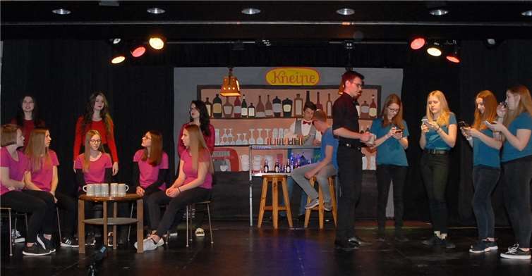 Trinken, zocken, chatten – auch in diesenVergnügungen in der Kneipe findet Faust nicht die Erfüllung.