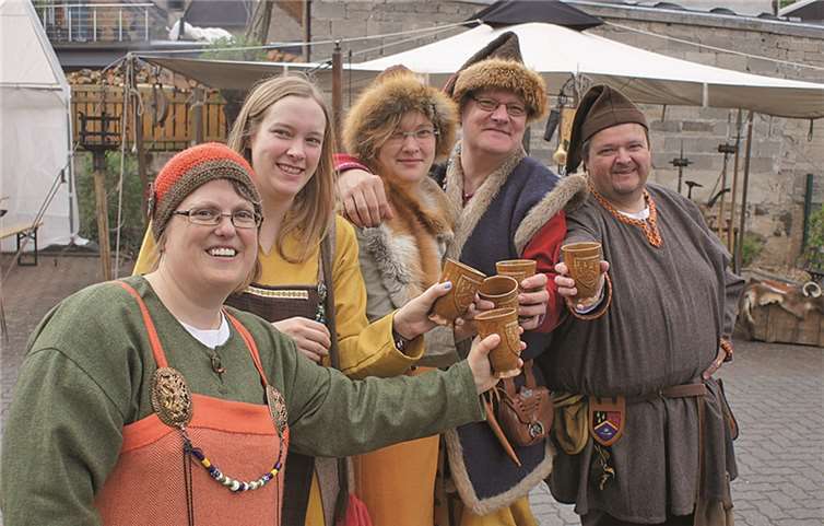 „Trinkgelage“ gab es beim mittelalterlichen Markt zwar keine, doch Peter Maurer (2. von rechts) und seine Mitstreiter freuten sich natürlich über einen Becher edlen Weines.