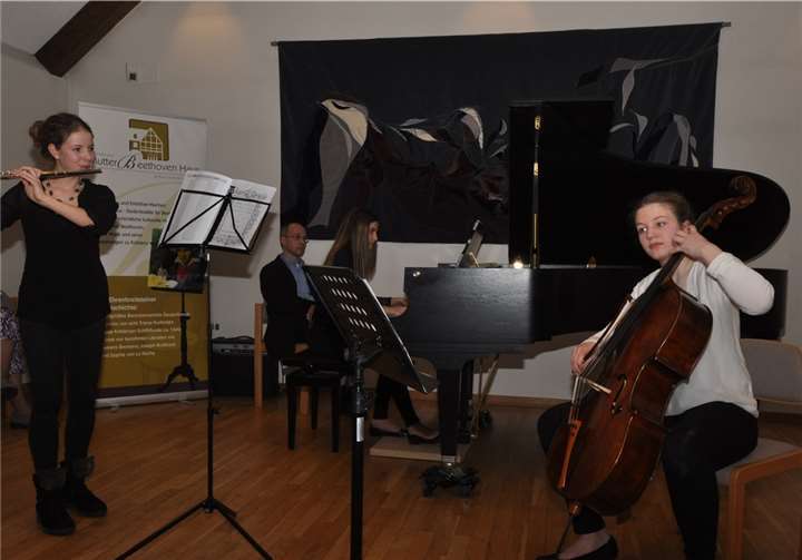 Trio: Merle Backmeyer (Querflöte), Marlene von Steinaecker (Violoncello) und Maria Kotchemidova (Klavier): Suite Orientale von Mel Bonis.