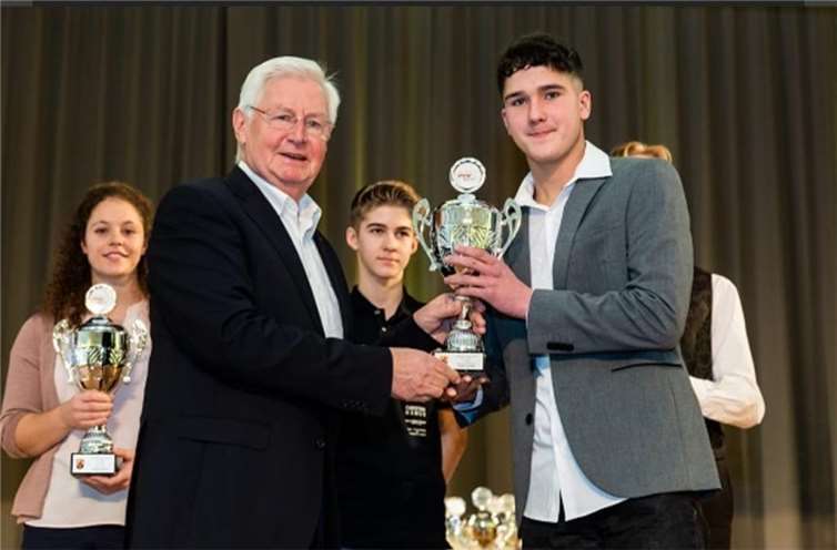 Tristan Cornely bekam einen Pokal überreicht. Quelle: MSC Dreckenach