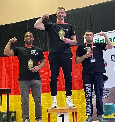 Tristan Hasse ist Deutscher Meister im Armwrestling Tristan Hasse ganz oben auf dem Siegertreppchen. Quelle: TV 1891 Koblenz-Moselweiß