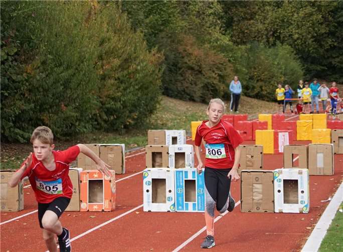 Tristan Kneutgen und Emma Holl beim Hindernislauf.privat