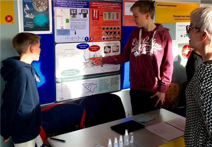 Tristan Leisten und Julius Dickmann (Mitte) erläutern der interessierten Mutter Anja Huser ihre Ergebnisse.Foto: privat