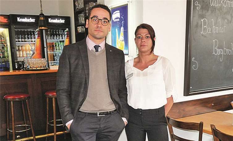 Tristan Monni, Hoteldirektor des „Schloss Burgbrohl“ weiß mit Nancy Modrow die professionelle Leitung der Gastronomie im Bahnhof Burgbrohl in den besten Händen.