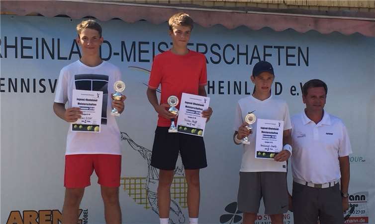 Tristan Reiff (2.v.l.) gewann souverän in zwei Sätzen.privat