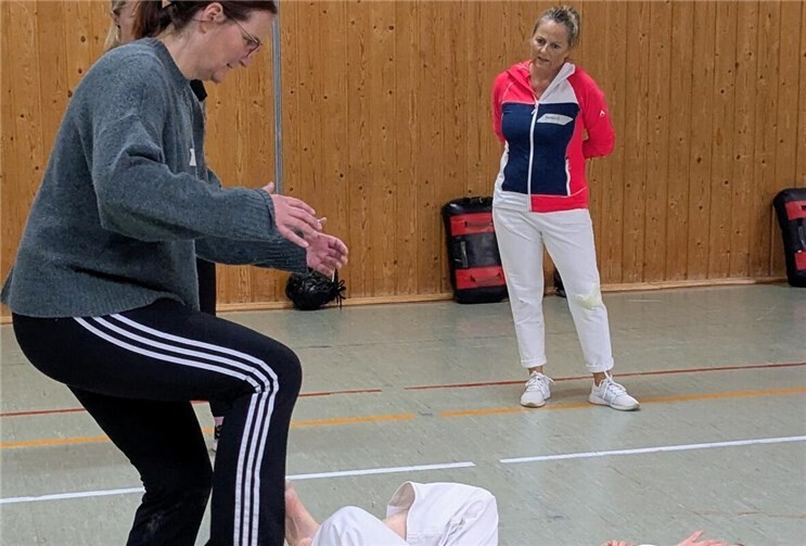 Tritt- und Hebeltechniken zur effektiven Abwehr wurden geübt.