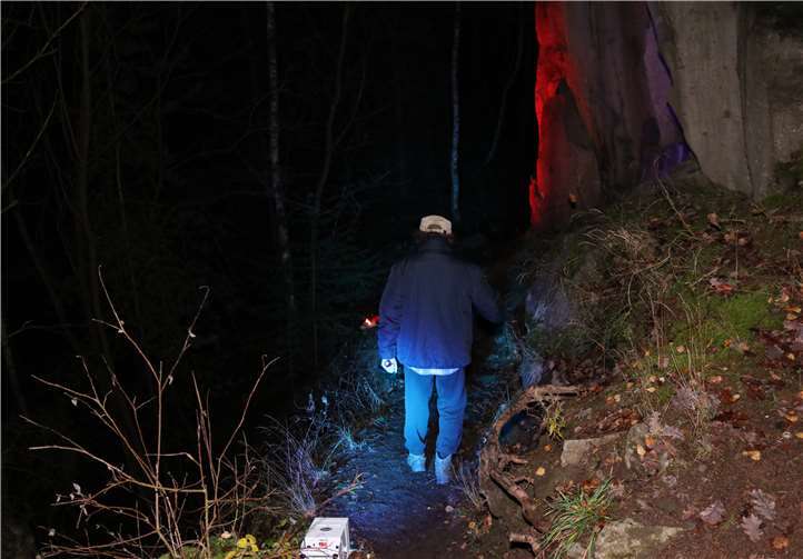 Trittsicher wagten sich zahlreiche Besucher ins erleuchtete Winfeld.