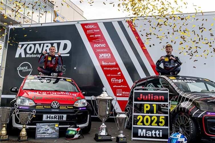 Triumph im ADAC Tourenwagen Junior Cup 2025.  Foto:Markus Toppmoelle