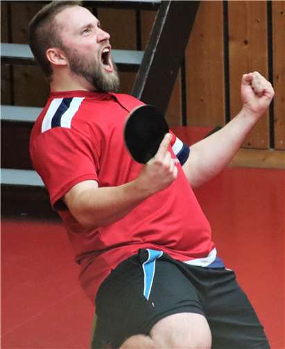 Triumphator Niklas Kohlhas bejubelt den Sieg. Foto: M. Schreiber