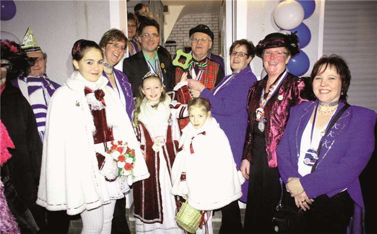 Triumphierend reckte Kinderprinzessin Lena II. mit Astrid Malzmüller den Schlüssel des Ortes in die Höhe.DL