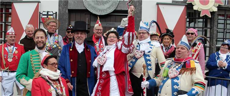 Triumphierend reckte Yvonne I. als Kaiserin Sissi am Sonntagmittag den Stadtschlüssel vor dem Rathaus in die Höhe. DL