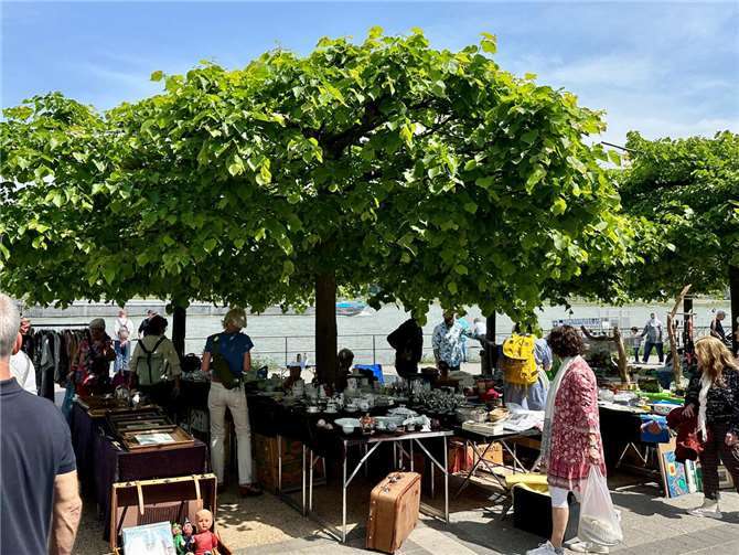 Trödel- und Antikmarkt auf der Remagener Rheinpromenade .  Foto: Marc Bors
