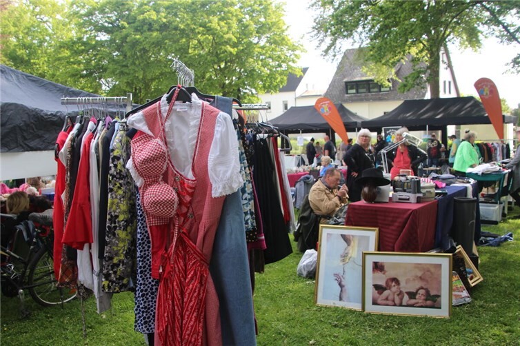 Trödelvielfalt  auf dem Flohmarkt der „Helf-Angels“ in Polch